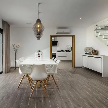 Elegant Luxury By Ideal Homes 4*